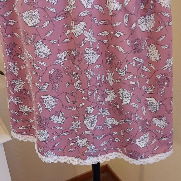 NEW. Marilyn Monroe Floral Two-Piece Pajamas with Lace Trim - Picture 3 of 11